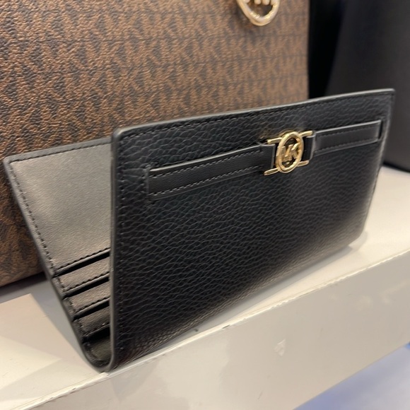 Michael Kors Reed Large Bifold Pebbled Leather Snap Wallet Card Case 
Black 
NWT - Picture 3 of 16